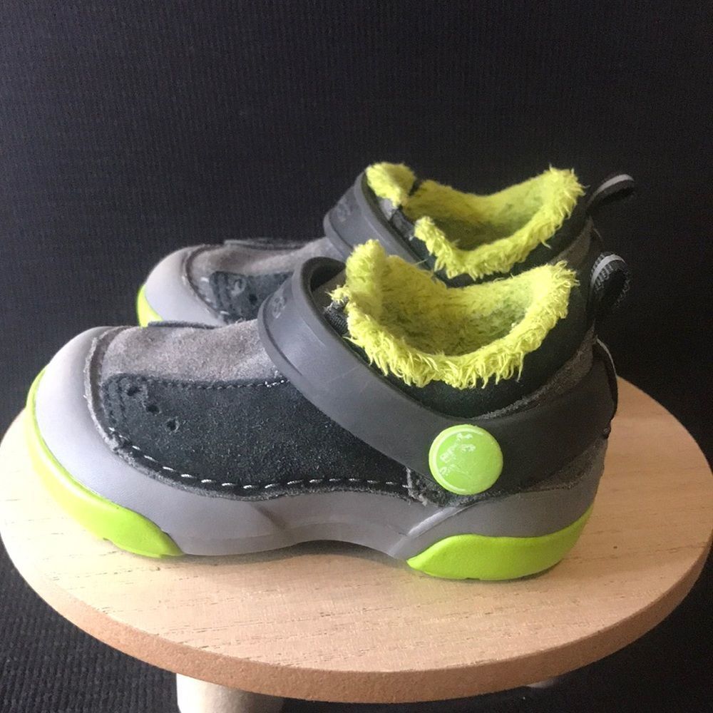Crocs Size 6 Lined Sneaker Shoe